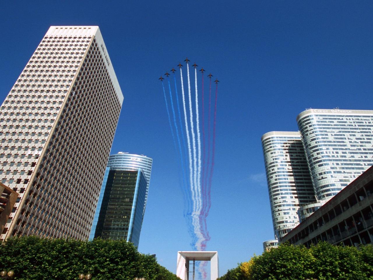 обои Flying Over La Dйfense on Bastille Day, Paris, France фото