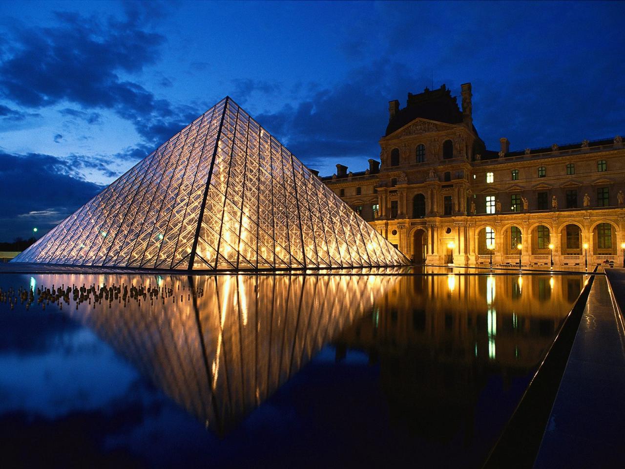 обои Pyramid at Louvre Museum, Paris, France фото