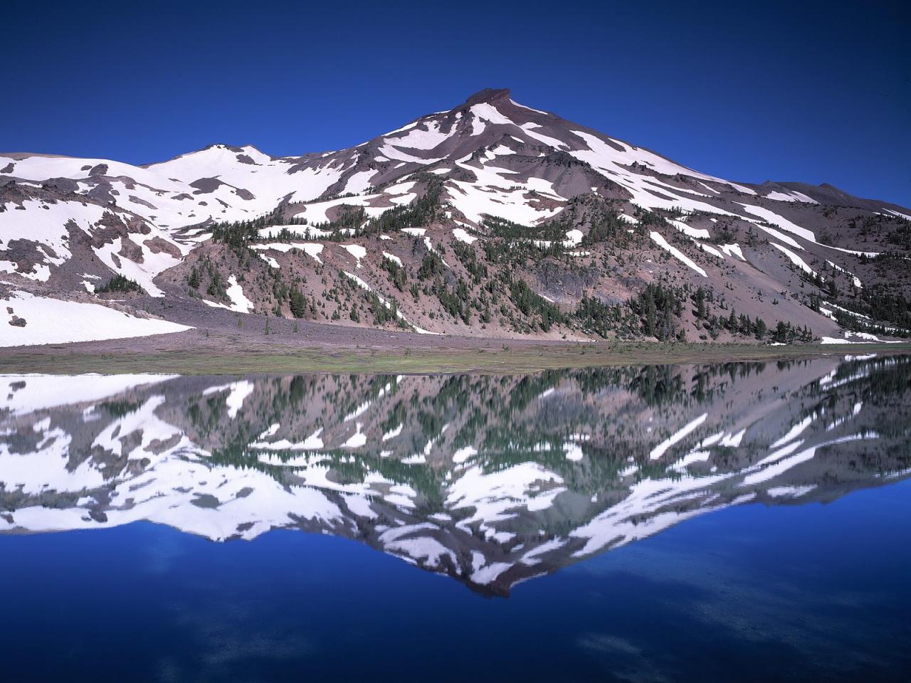 обои South Sister Mountain Reflection in Green Lakes, Three Sisters Wilderness, Oregon фото