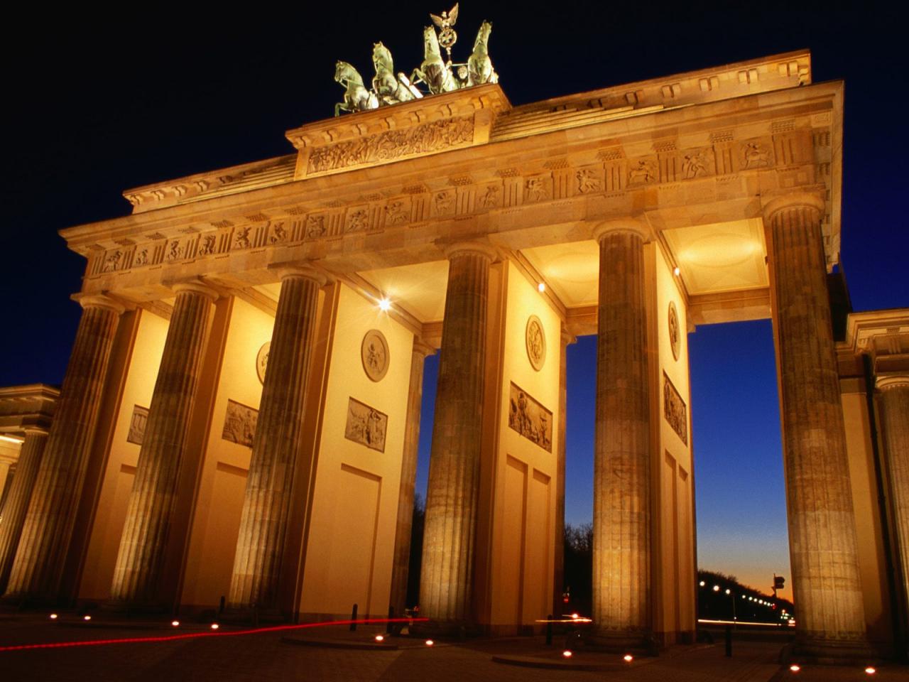 обои Brandenburg Gate at Dusk, Berlin, Germany фото