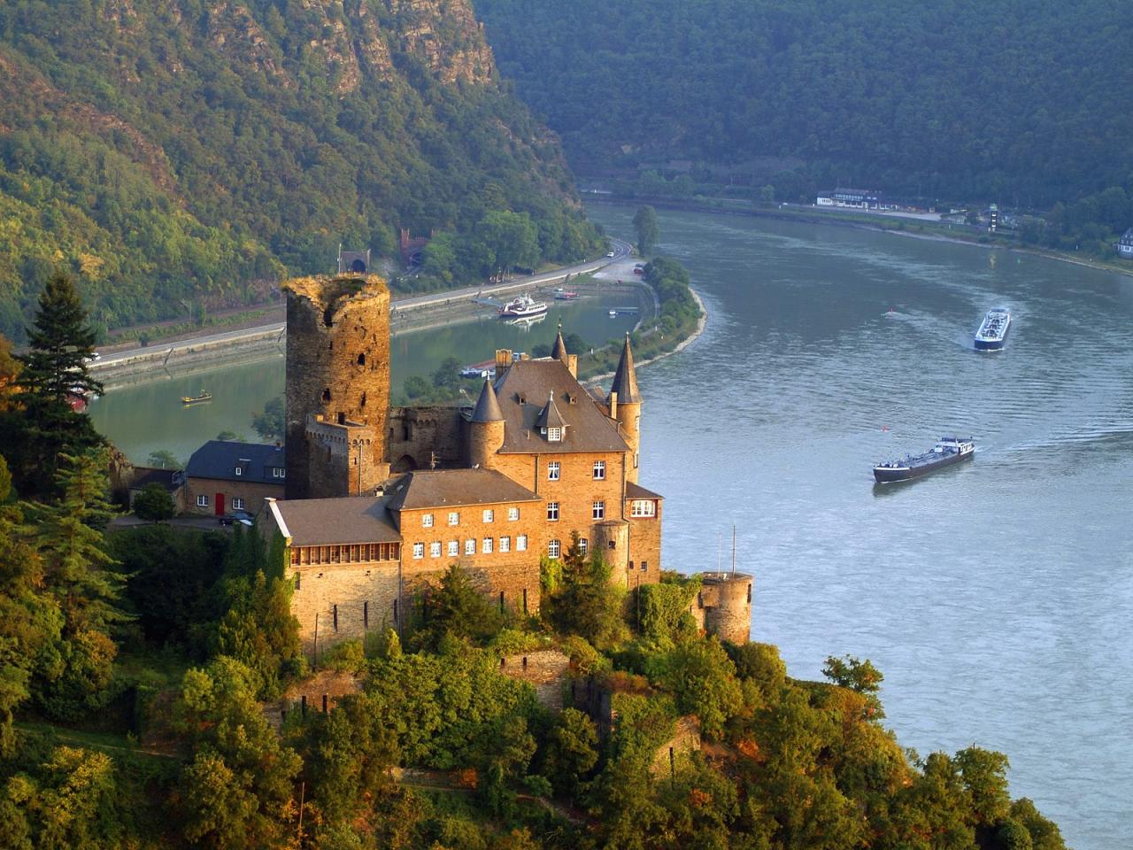 обои Burg Katz Above St. Goarshausen and the Rhine River, Germany фото
