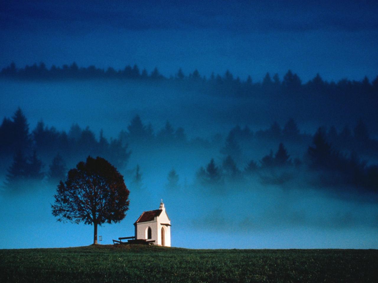 обои Tiny Church Overlooking Misty Valley, Germany фото