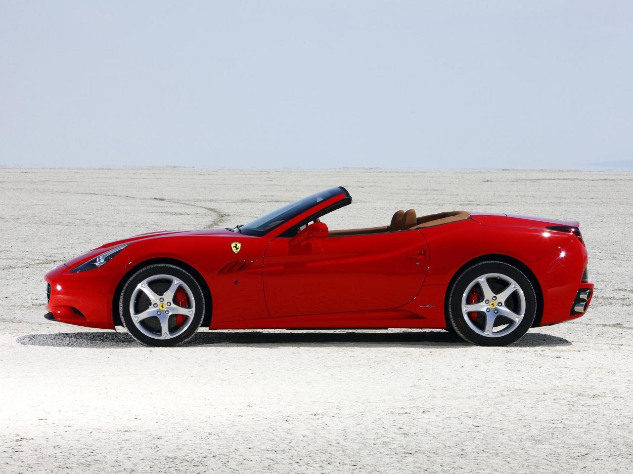 обои Ferrari california в пустыне фото