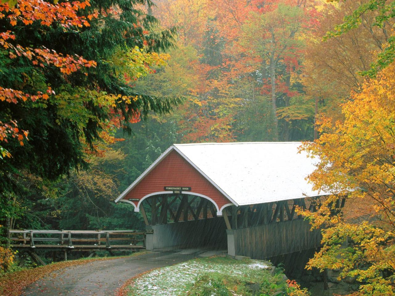 обои Flume Covered Bridge in Autumn, Franconia Notch State Park, New Hampshire фото