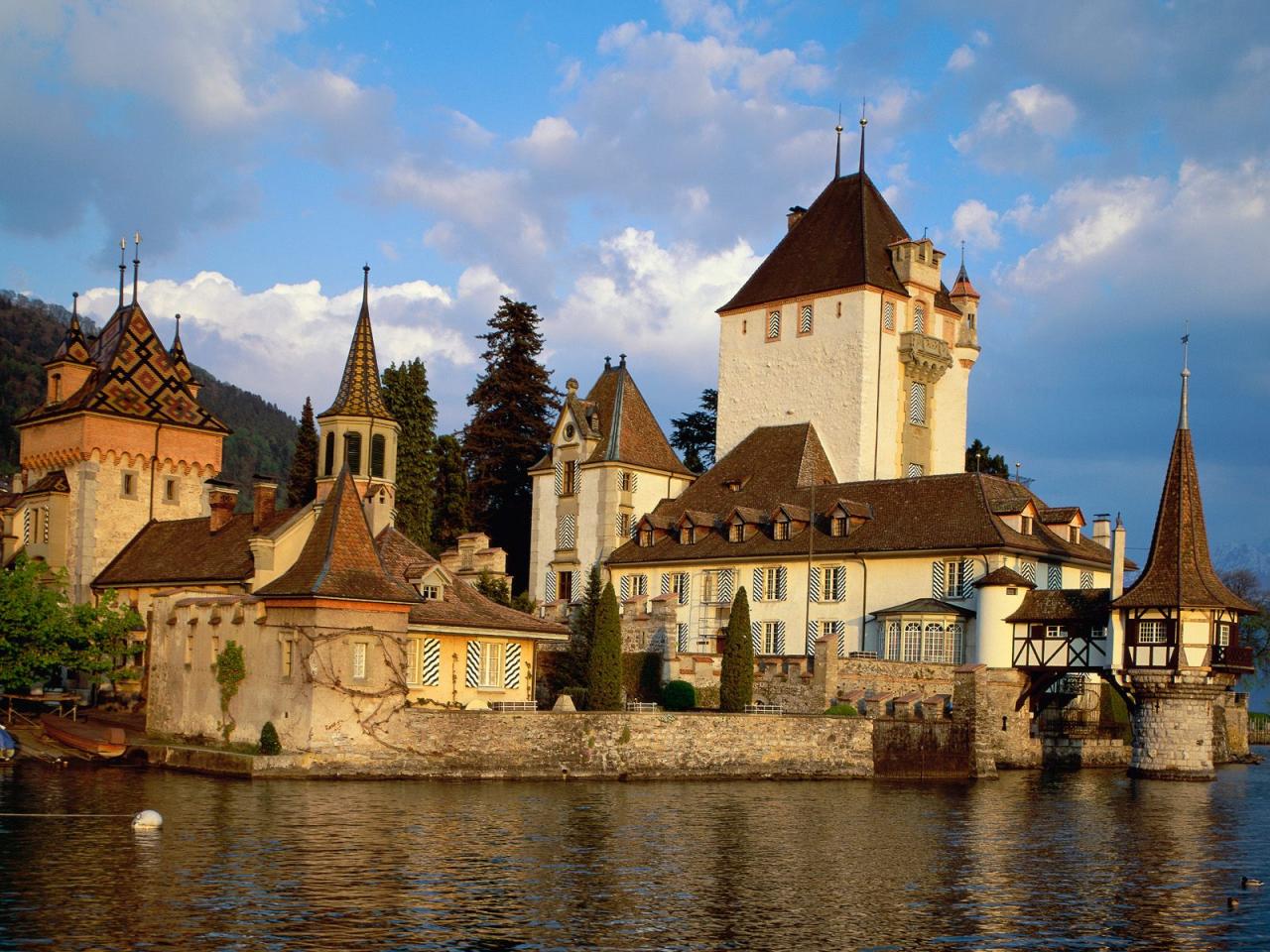 обои Oberhofen Castle, Lake Thun, Switzerland фото