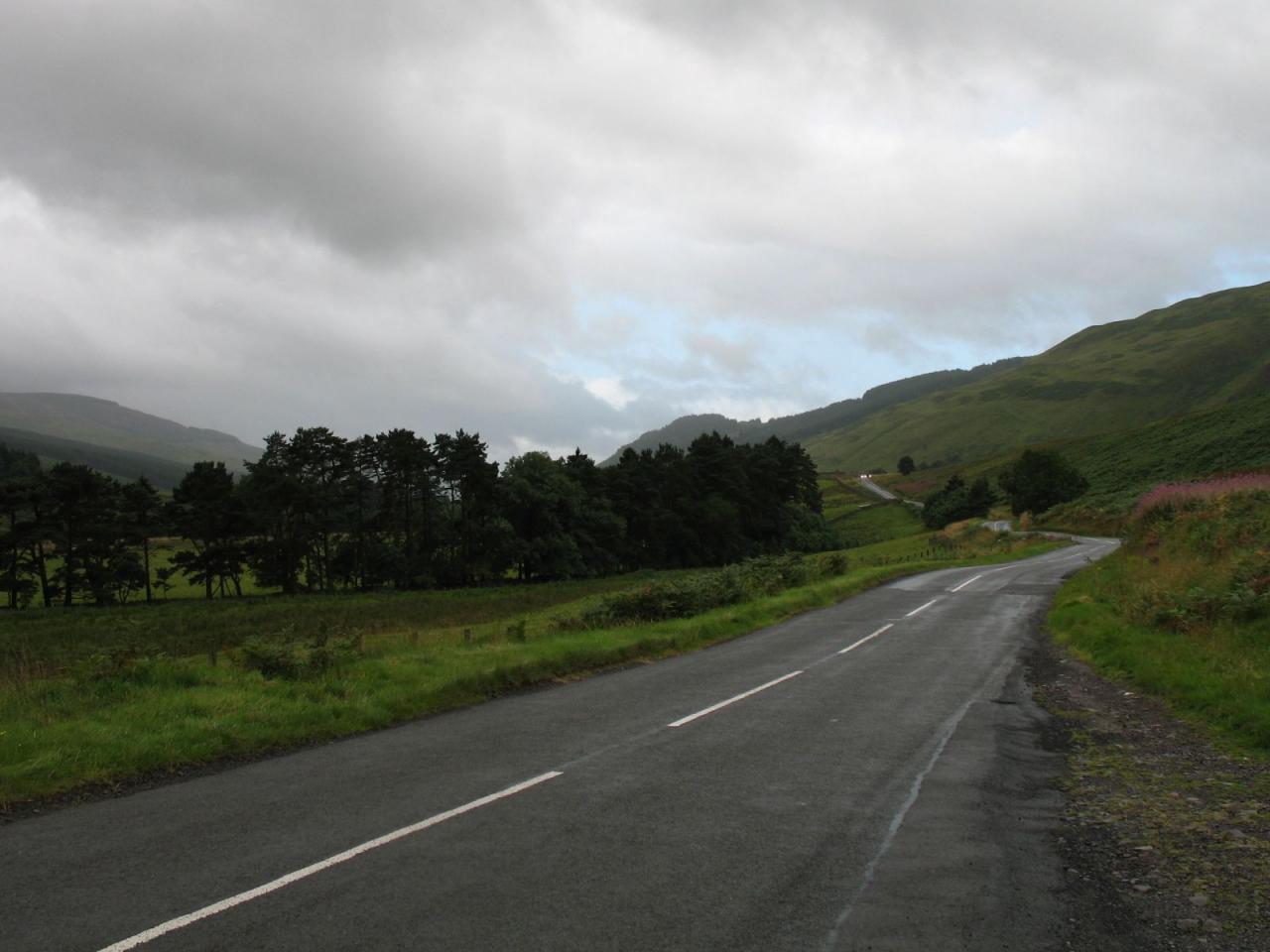 обои Road near mountains фото