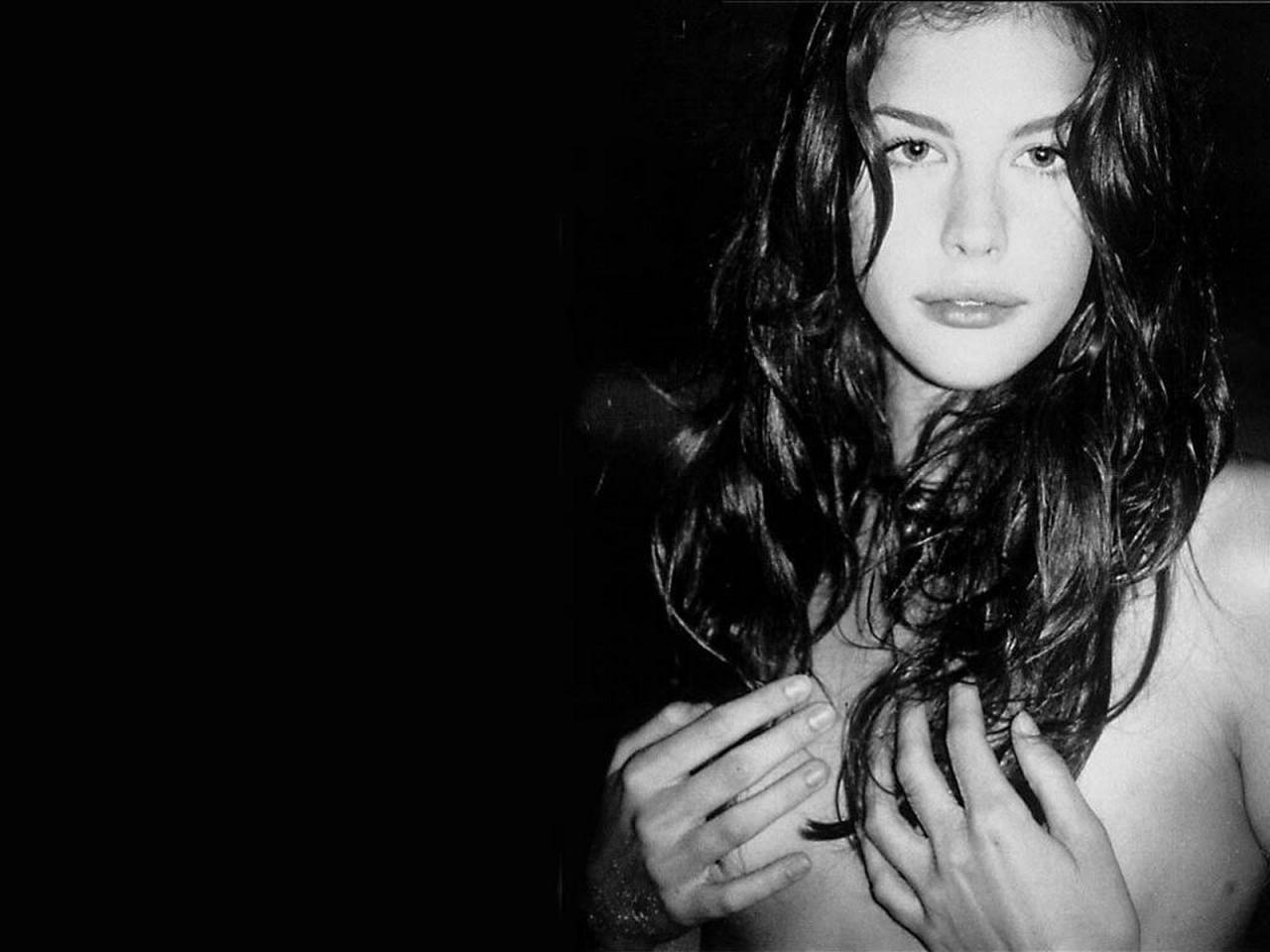 обои Liv Tyler naked dark фото