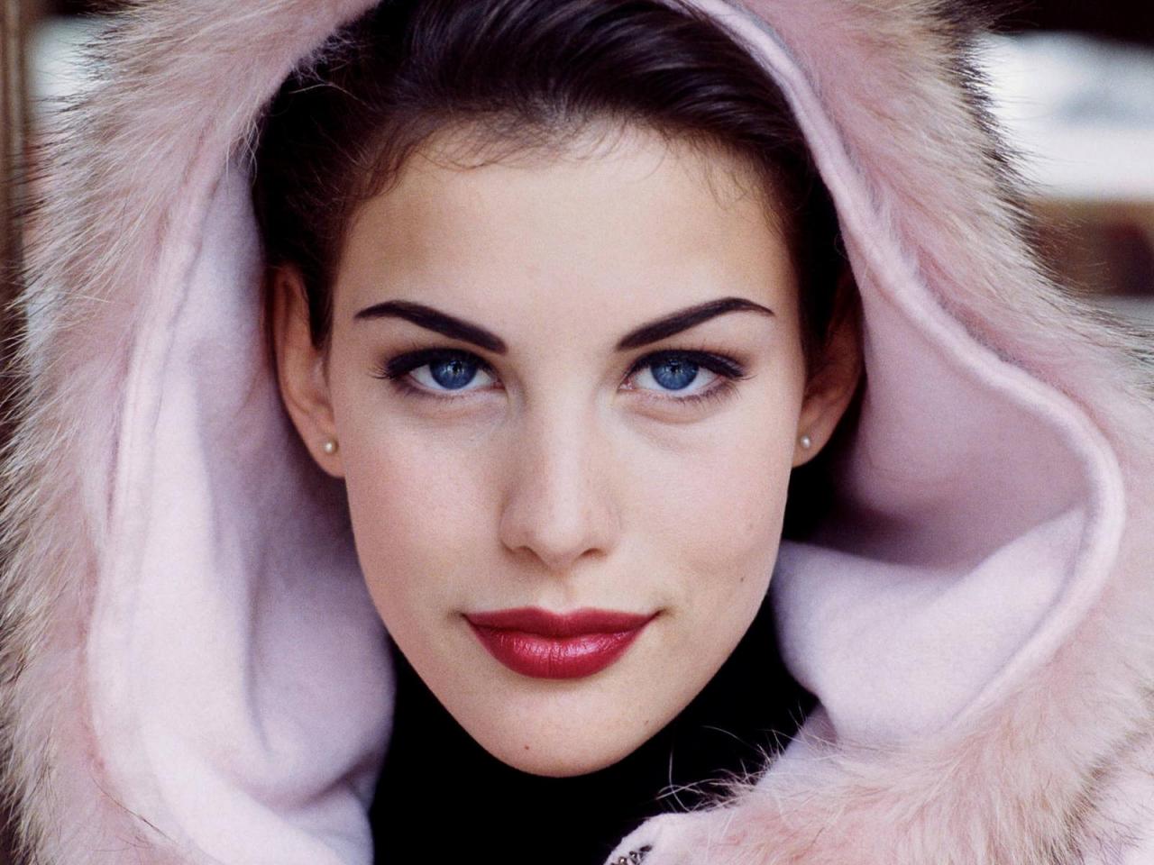 обои Liv Tyler v shube фото