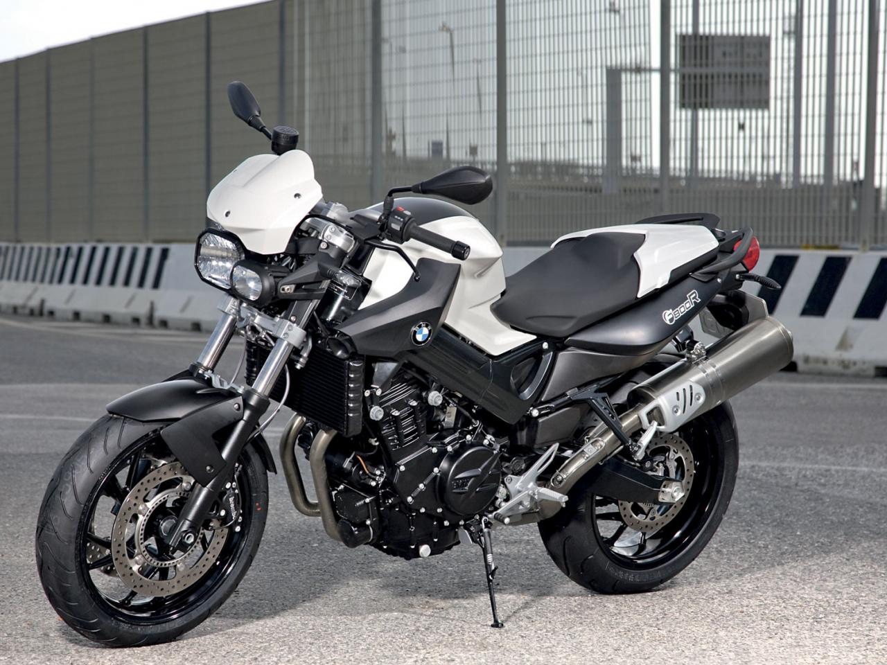 обои White BMW F800 R left фото