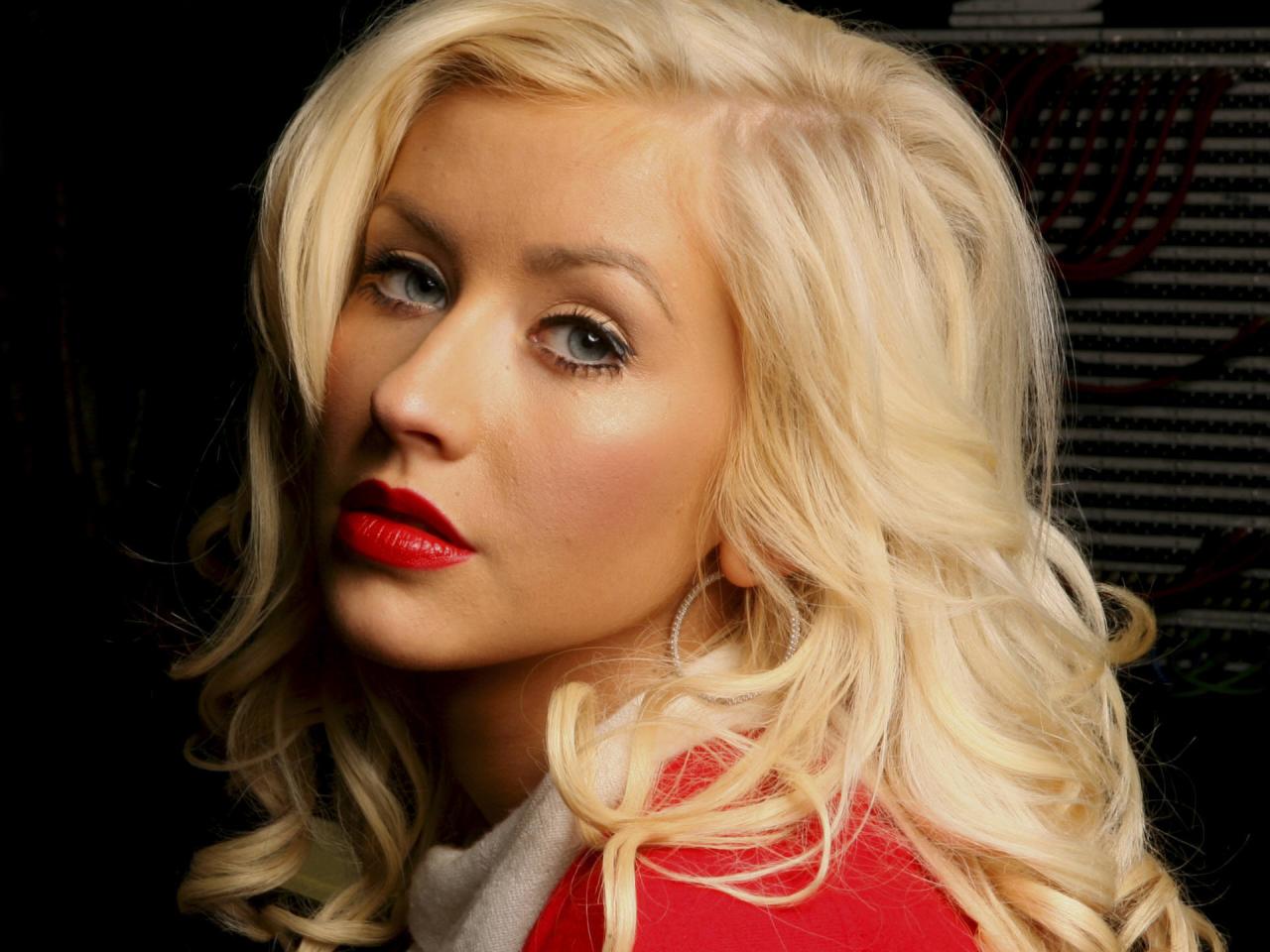 обои Christina Aguilera with red lips фото