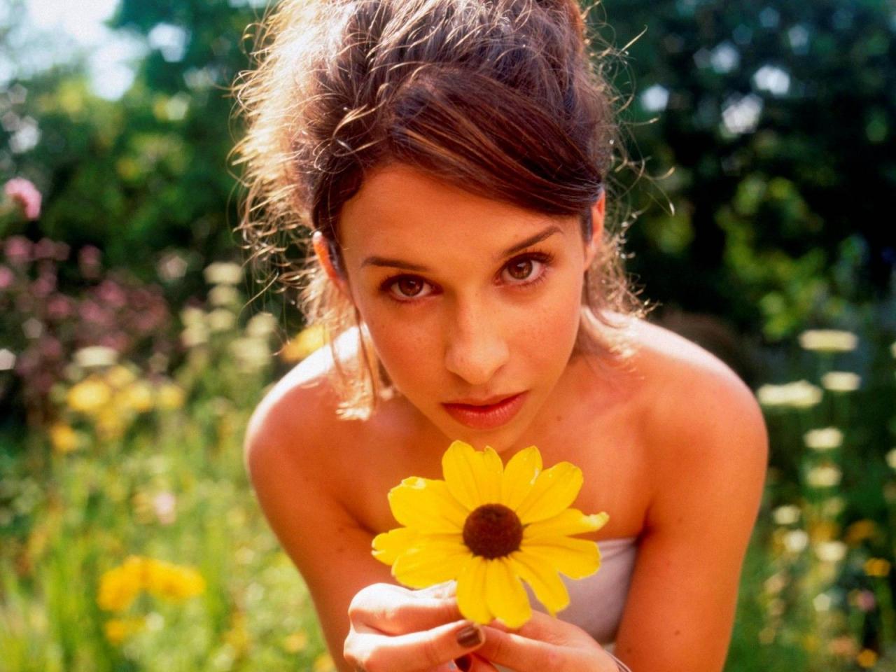 обои Lacey Chabert and flower фото