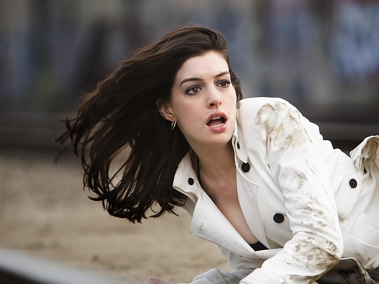 обои Anne Hathaway lays in white фото