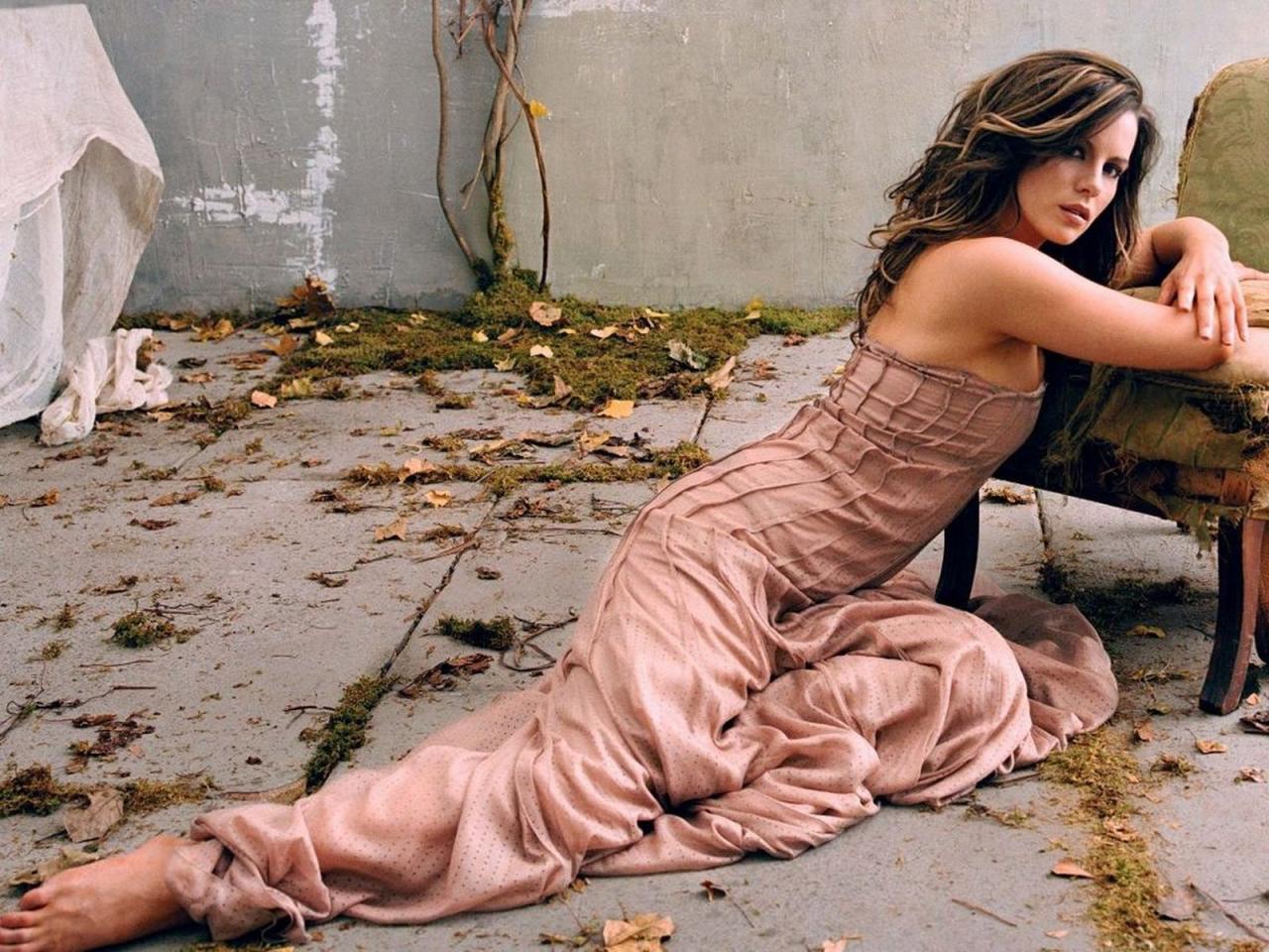 обои Kate Beckinsale lays in street фото