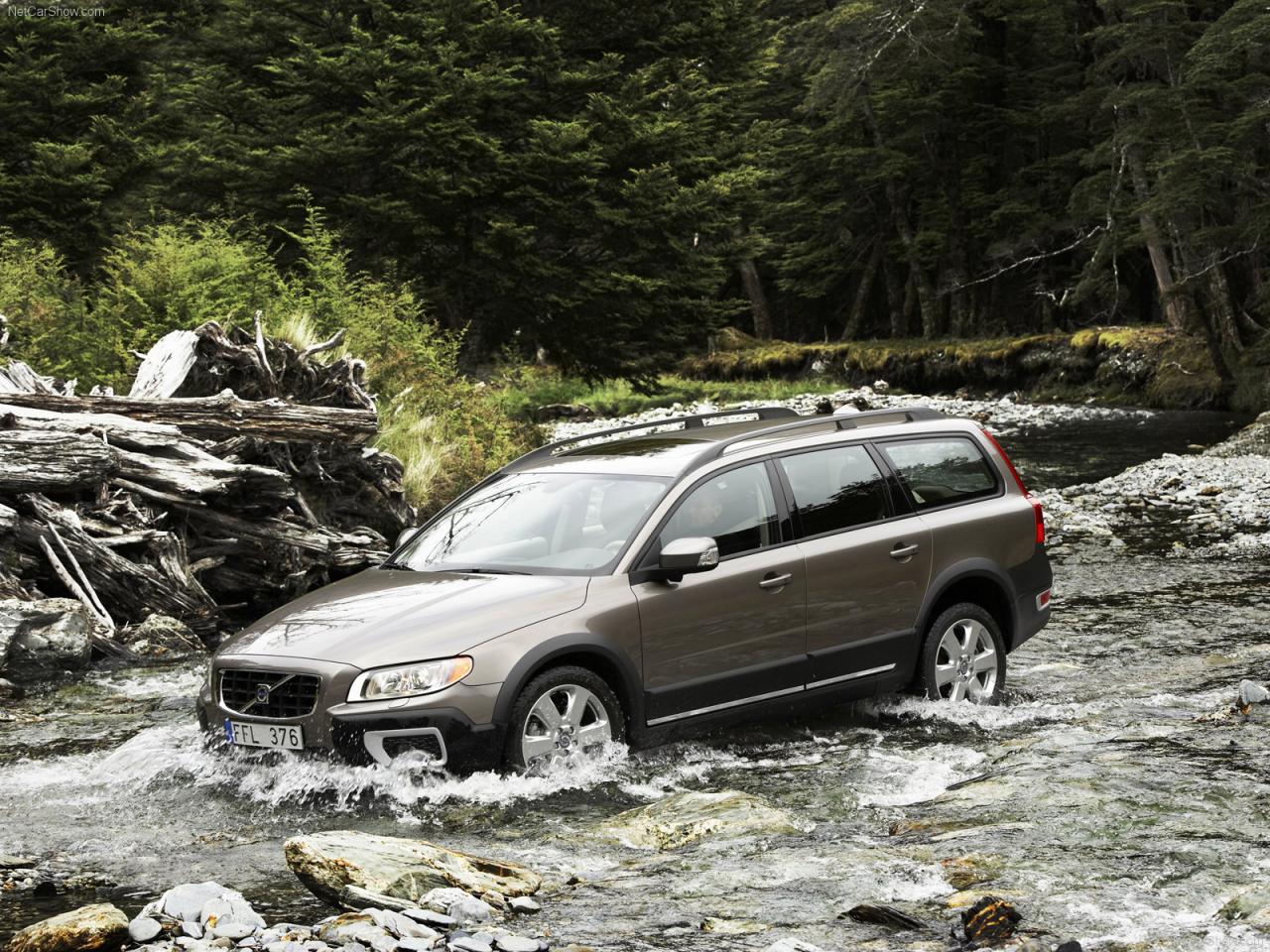 обои Volvo-XC70 2008 вброд по реке фото