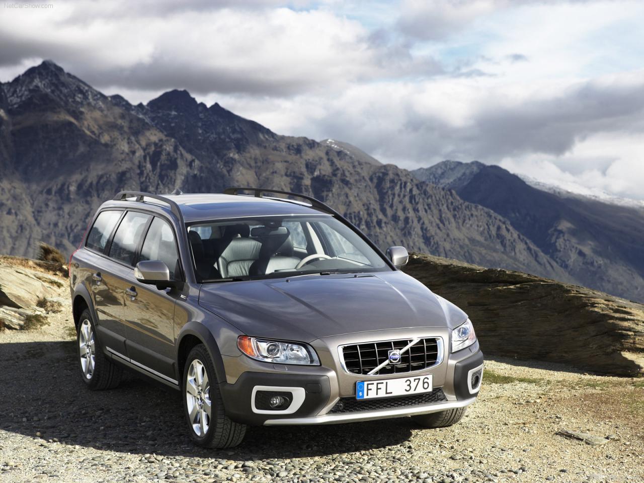 обои Volvo-XC70 2008 среди скал фото