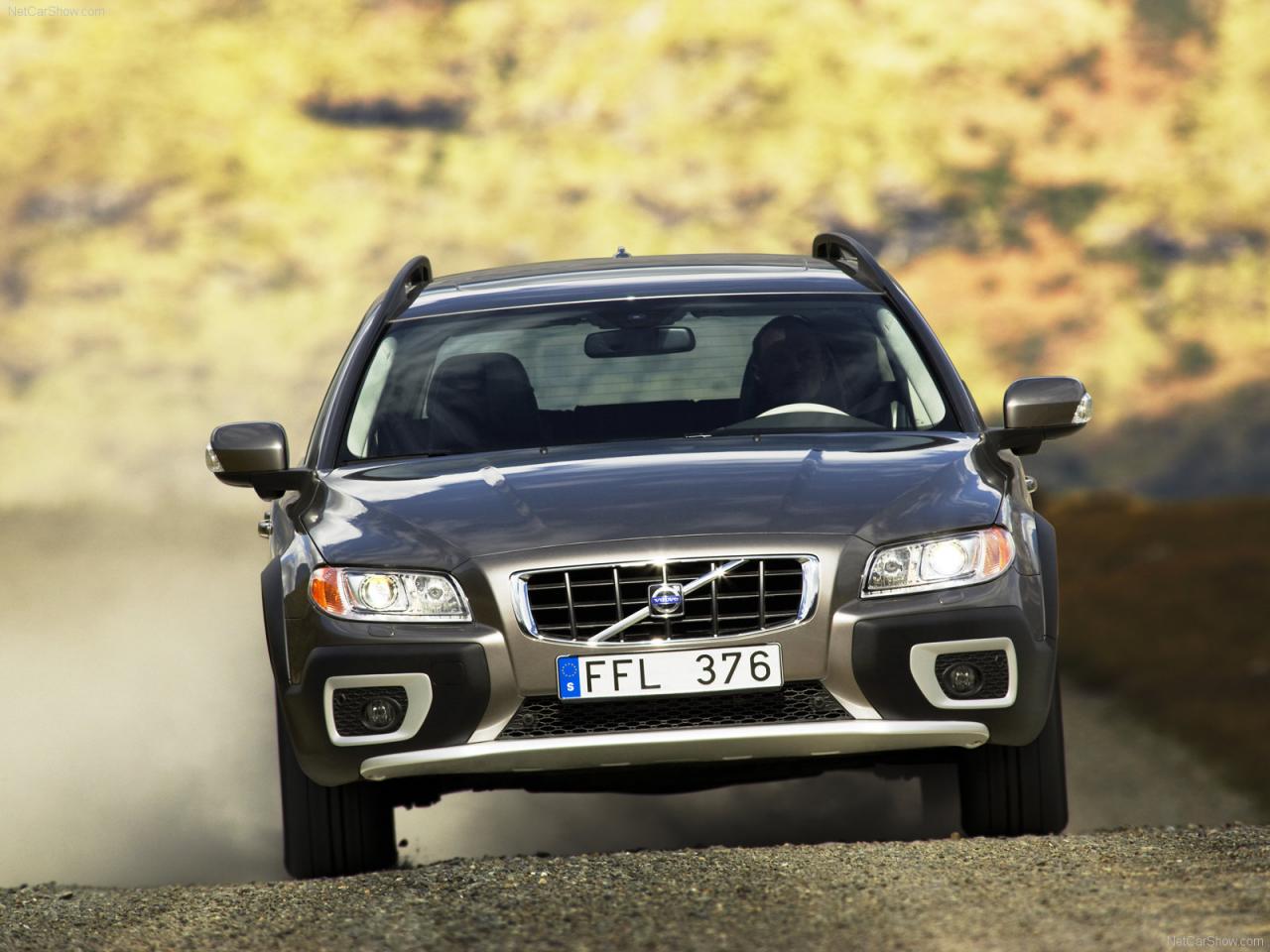 обои Volvo-XC70 2008 в пыли фото