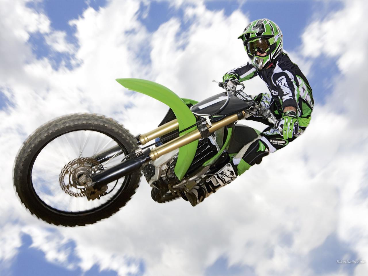 обои Kawasaki KX250F в полете фото