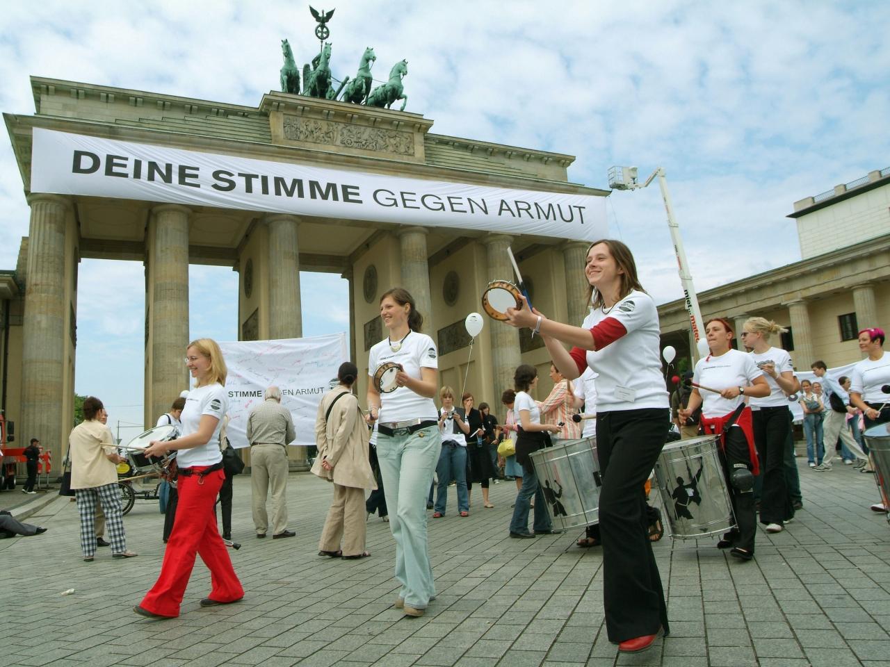 обои Шествие перед Бранденбургскими воротами в Берлине фото