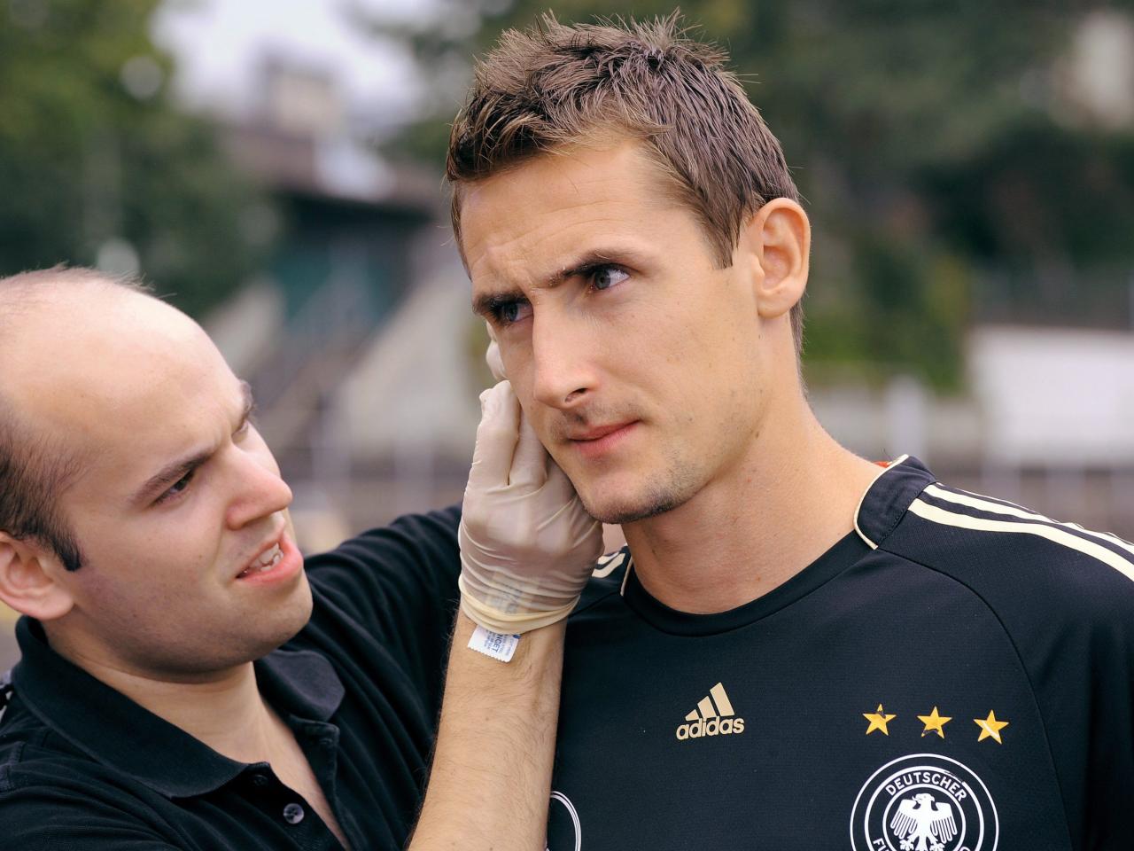 обои Miroslav Klose in black фото