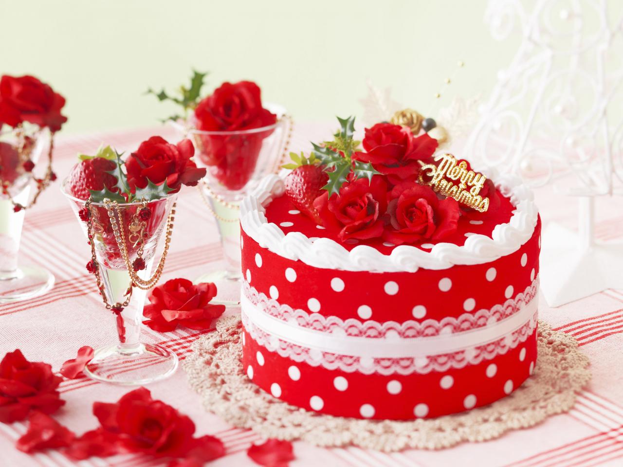 обои Сладкий торт и бокалы с розами и жемчугом фото