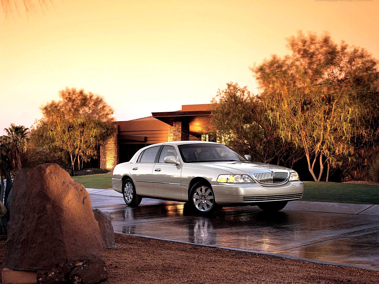 обои Lincoln Town Car на мокром асфальте фото