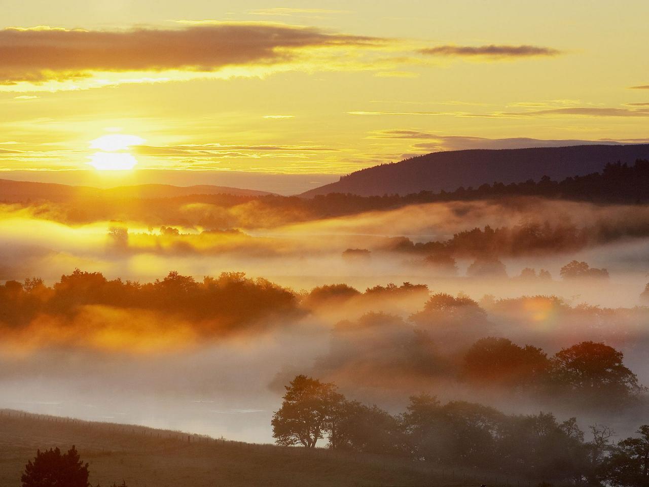 обои Strathspey at Sunrise, Scotland фото