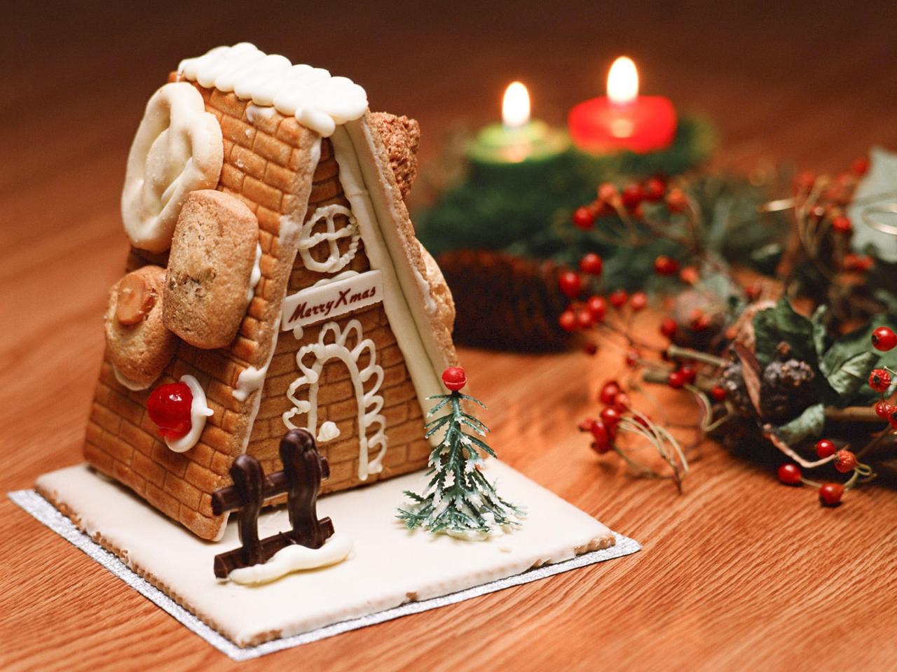 обои Красивый сладкий новогодний домик с печеньем и кремом фото