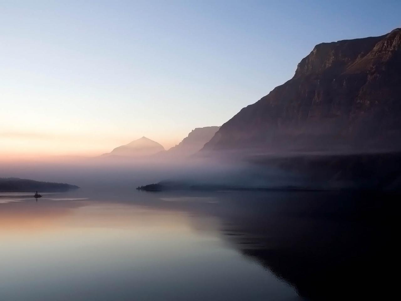 обои Misty morning in lake valley фото