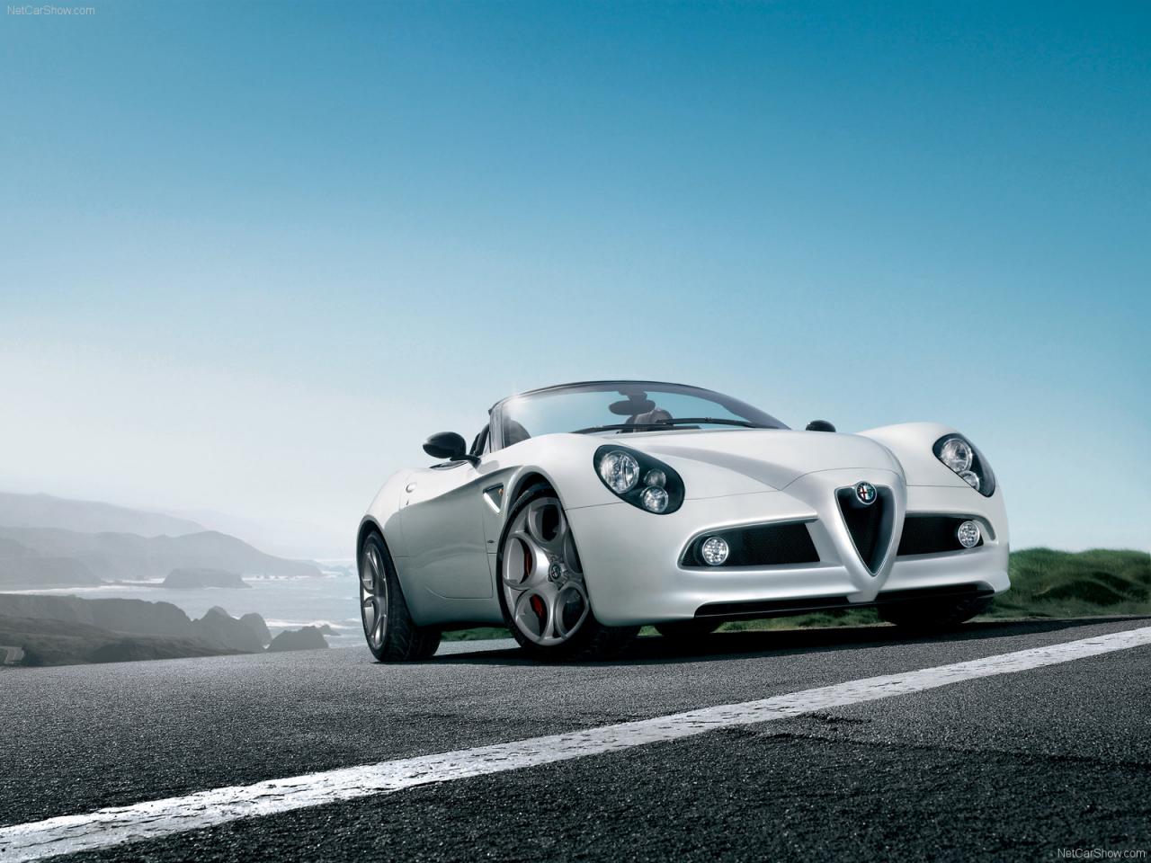 обои Alfa Romeo 8C Spider 2008 на площадке фото