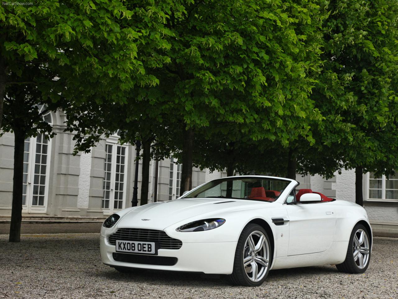 обои Aston Martin V8 Vantage Roadster белый фото