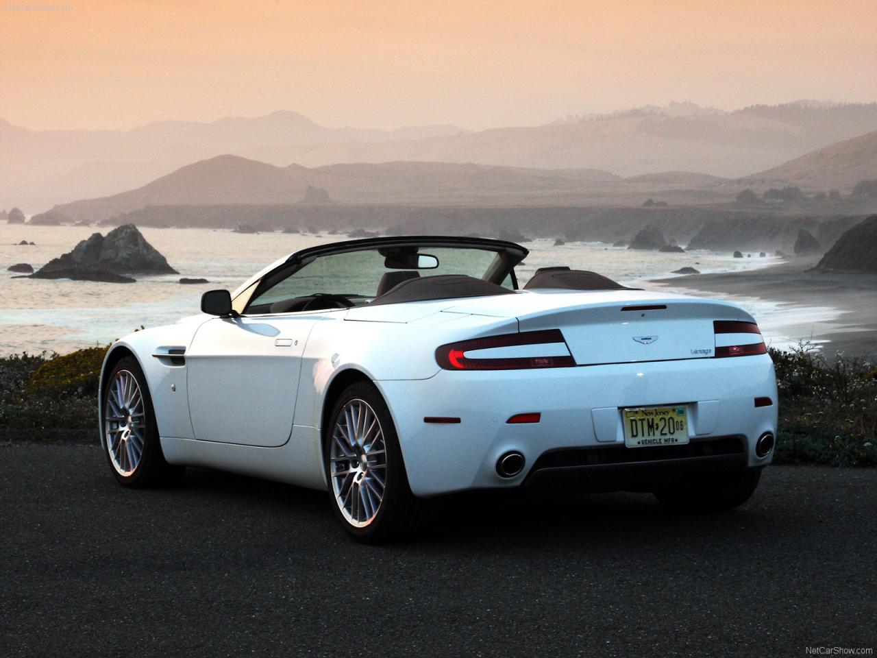 обои Белая Aston Martin-V8 фото