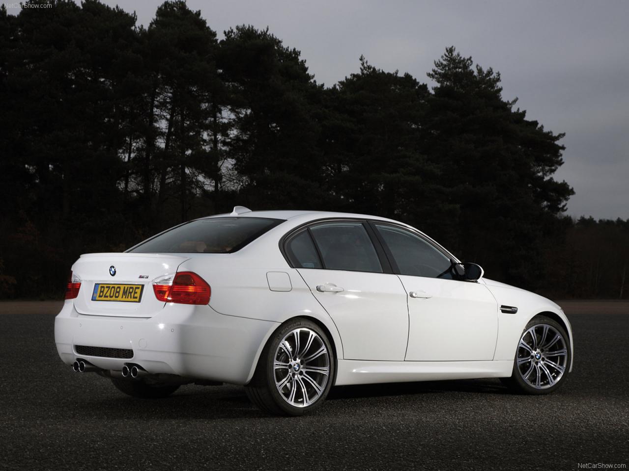 обои BMW M3 Saloon UK Version фото