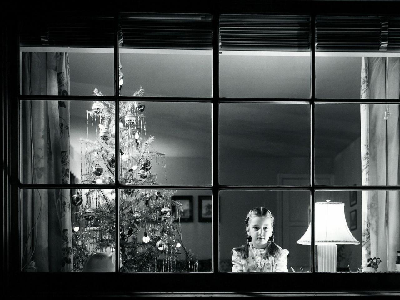 обои Рождество у окна фото