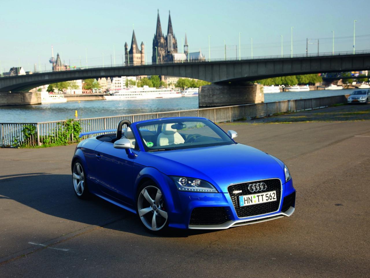 обои Audi TT RS Roadster на фоне моста фото