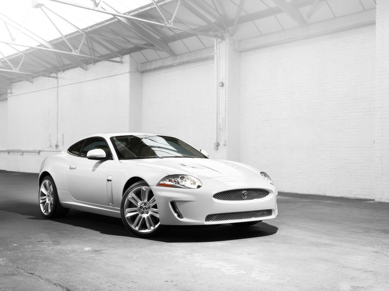 обои Jaguar XKR белое купе фото