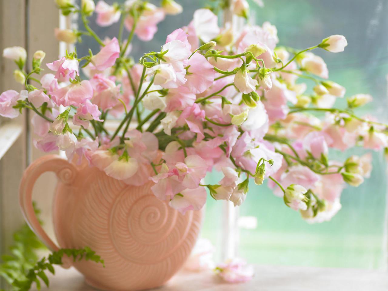 обои Розовые садовые цветы в вазочке фото