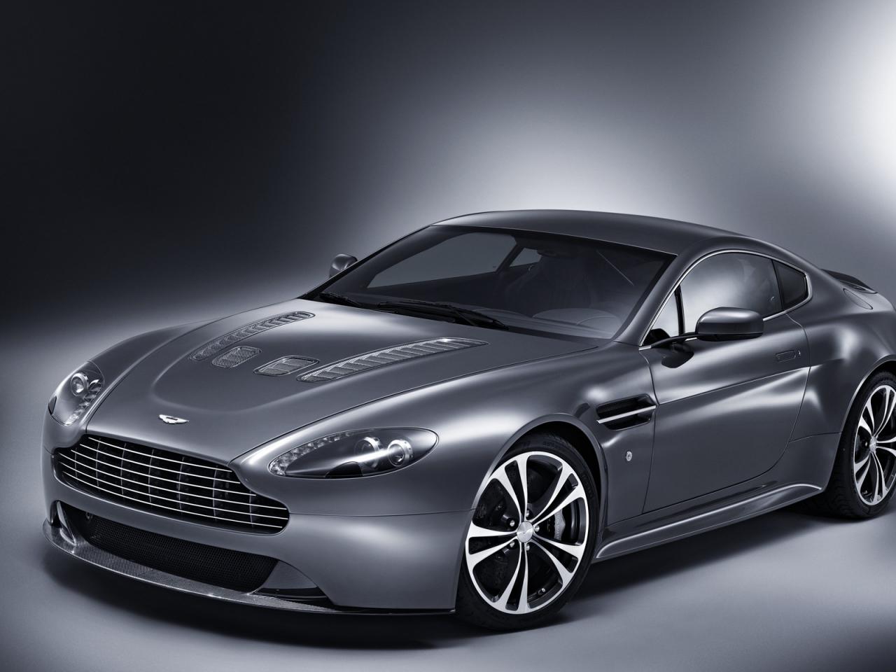 обои Aston Martin на сером фоне фото