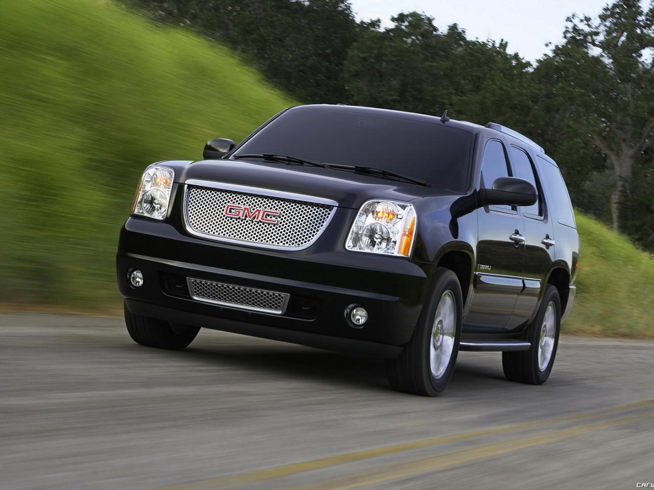 обои GMC Yukon Denali в пути фото