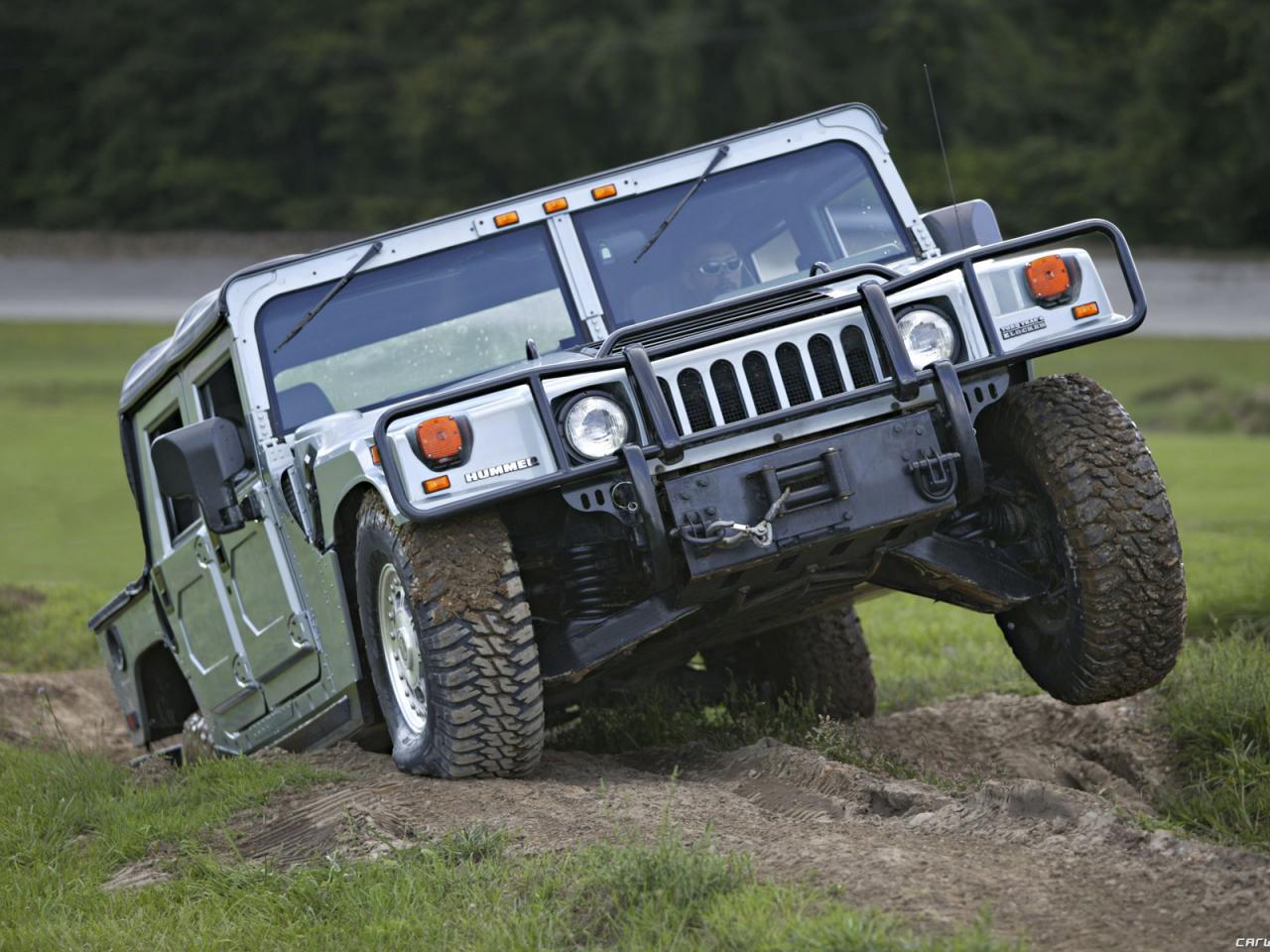 обои Hummer H1 на спустившем колесе фото