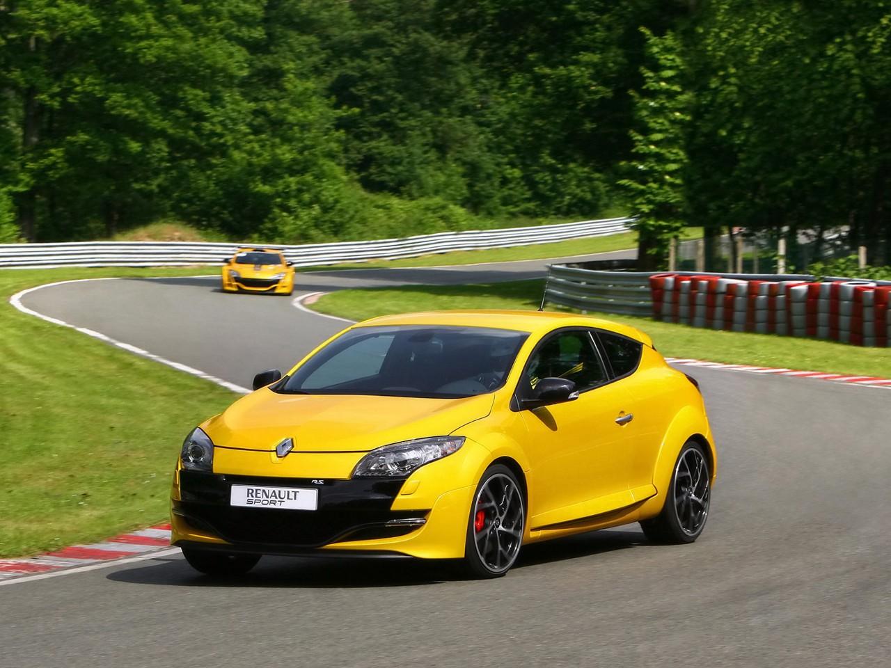 обои Renault Megane RS 2010 в пути фото