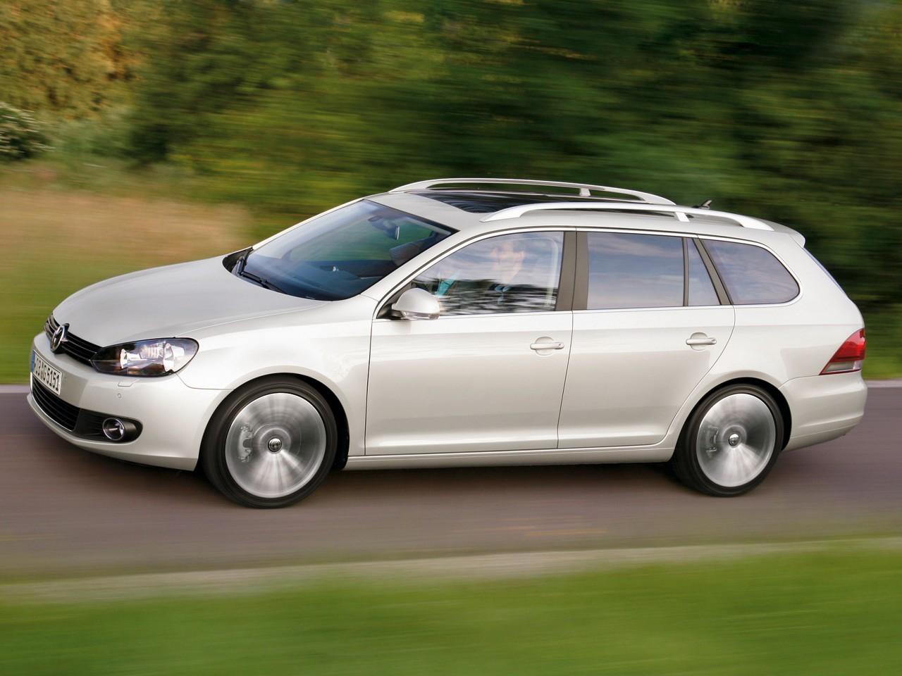 обои Volkswagen Golf Estate 2010 в пути фото