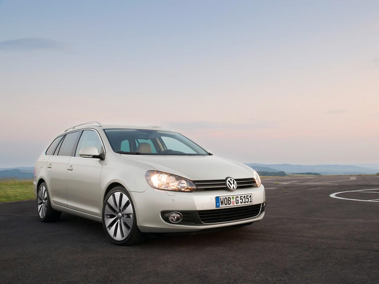 обои Volkswagen Golf Estate 2010 на площадке фото