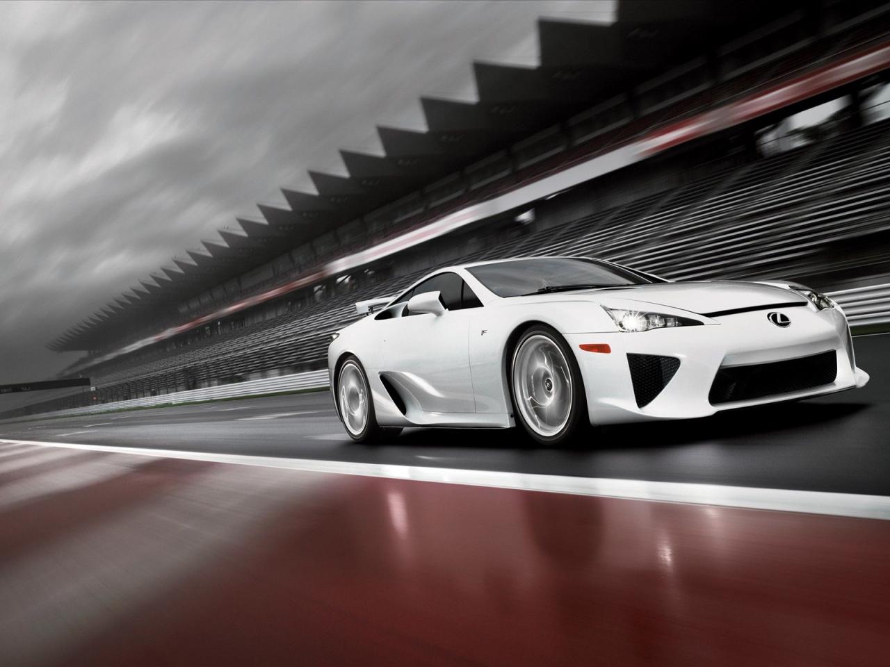 обои Lexus LFA 2010 на трассе фото