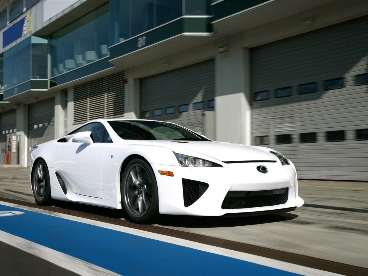 обои Lexus LFA 2010 у боксов фото