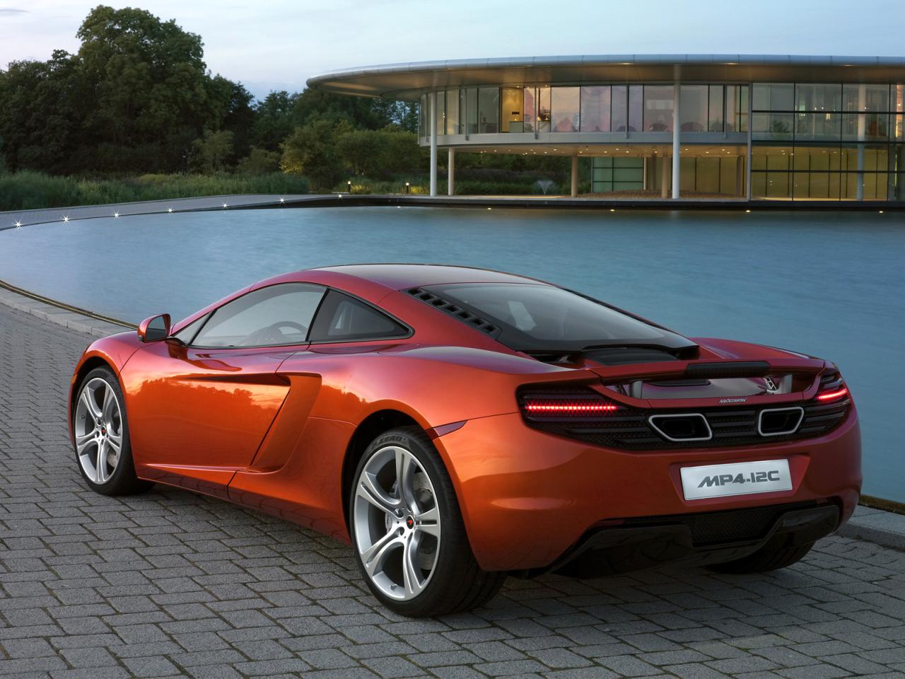 обои McLaren MP4 12C 2011 у басейна задом фото