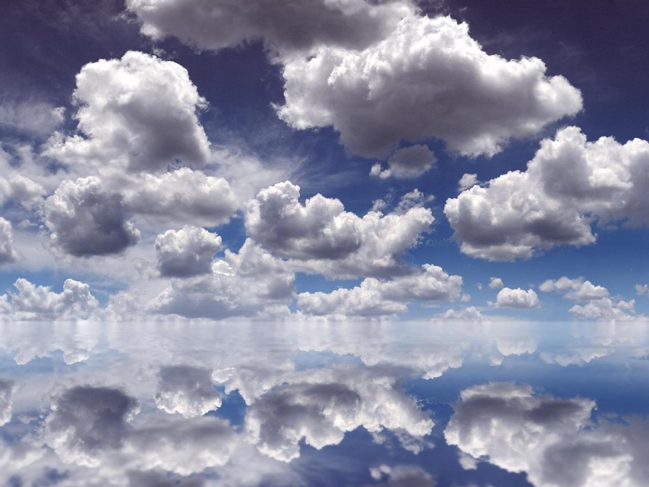 обои Облака отражаються в воде фото