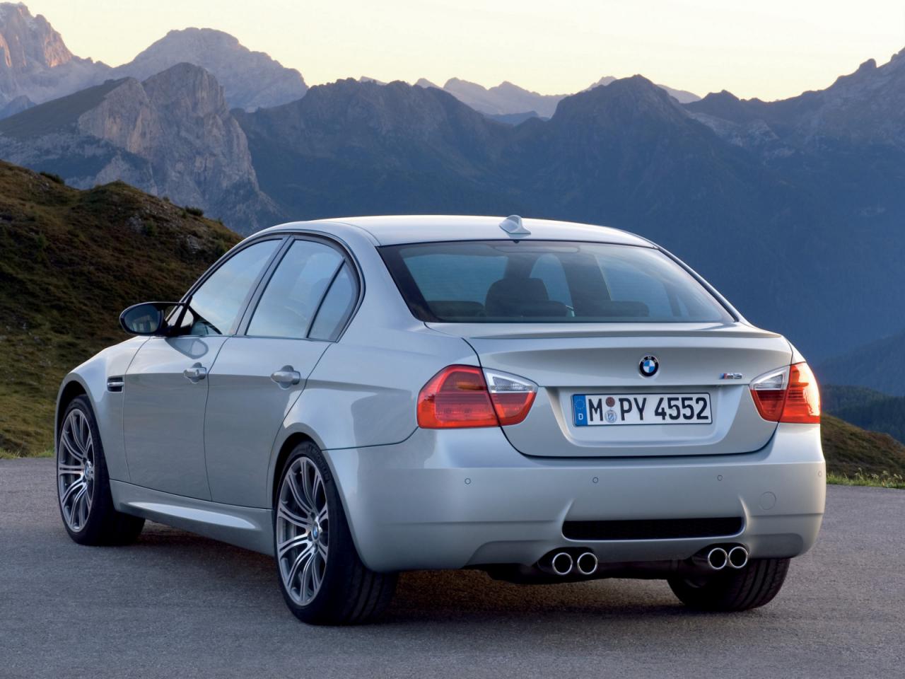 обои BMW M3 сзади на фоне горы фото