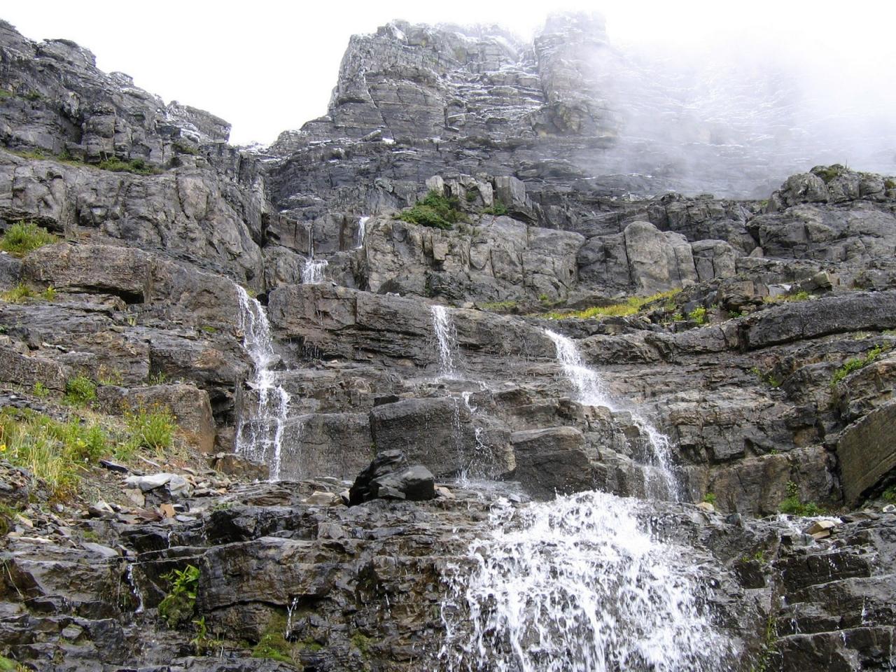 обои Водопад с вершины гор фото