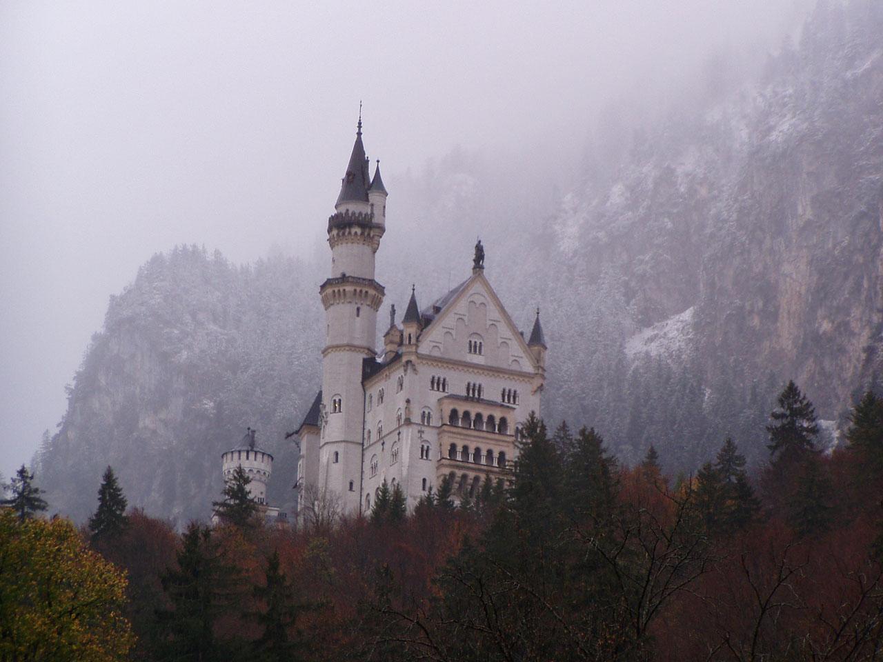 обои Замок на фоне гор фото