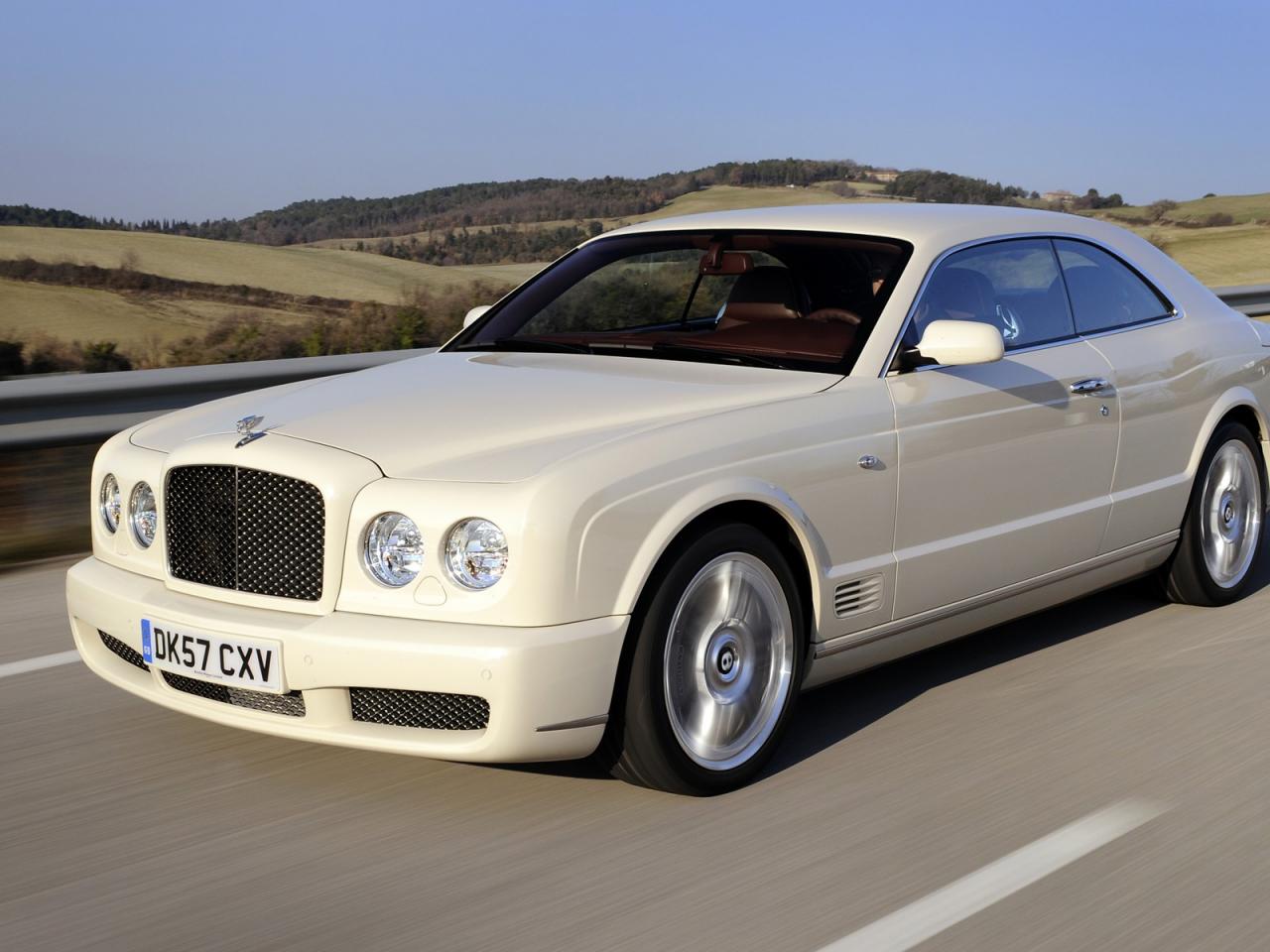 обои Bentley на дороге фото